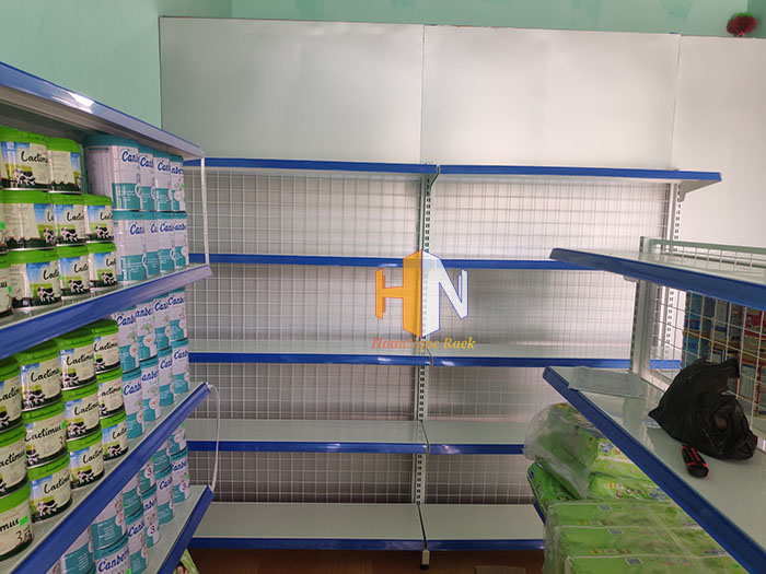lắp đặt kệ siêu thị cho cửa hàng sữa tại chợ Phú Đa