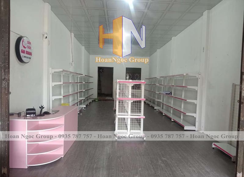 Kích thước kệ hàng siêu thị phù hợp giúp tối ưu hóa diện tích, nâng cao tính thẩm mỹ cho cửa hàng